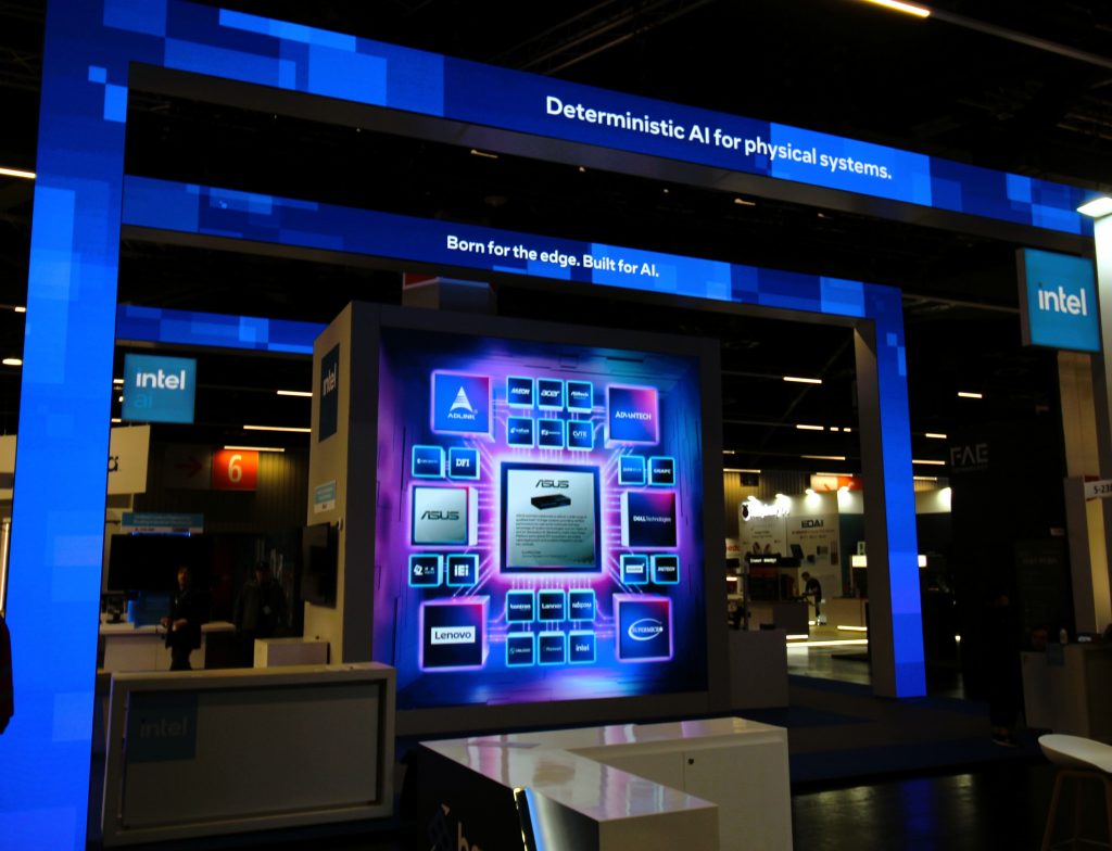 Blau leuchtende LED-Bögen und Präsentationsflächen am Intel-Messestand auf der embedded world in Nürnberg.